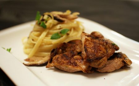Grillatut viiriäiset ja sherrysipuli-sienipasta